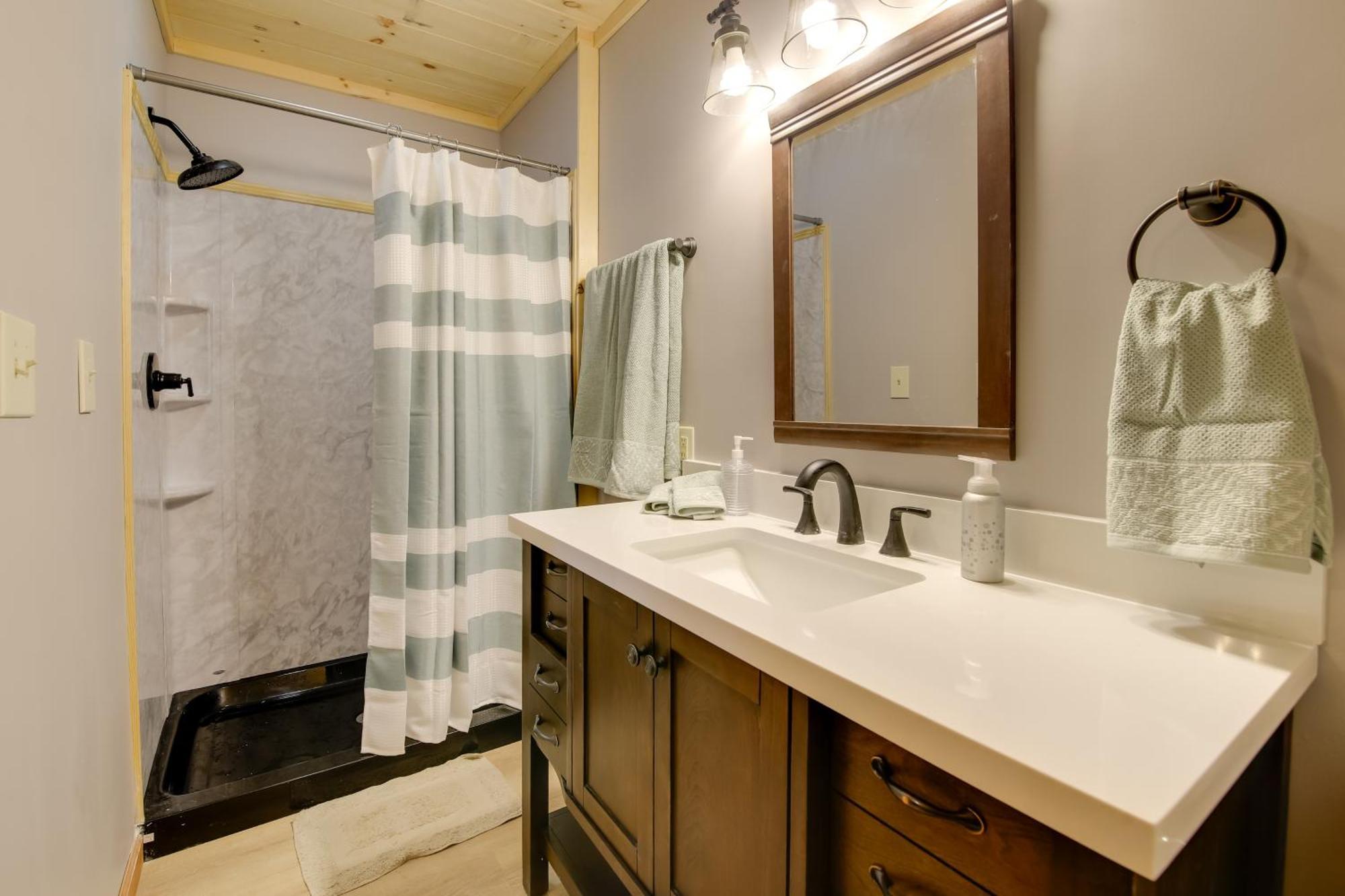 Gatlinburg Mountain Cabin With Hot Tub, Deck And Games Eksteriør billede