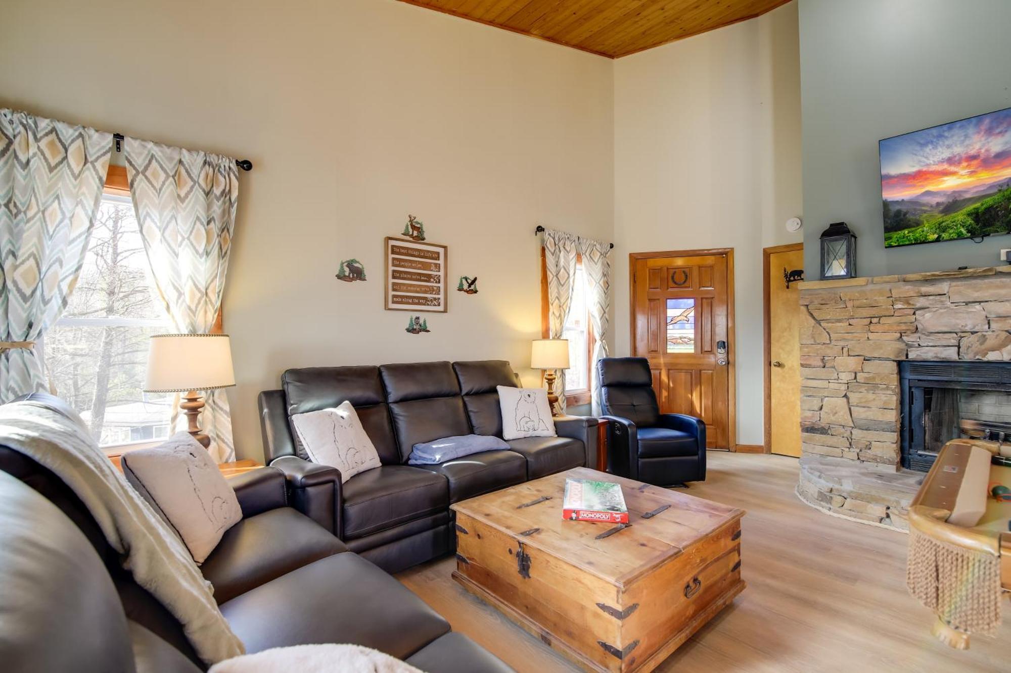 Gatlinburg Mountain Cabin With Hot Tub, Deck And Games Eksteriør billede