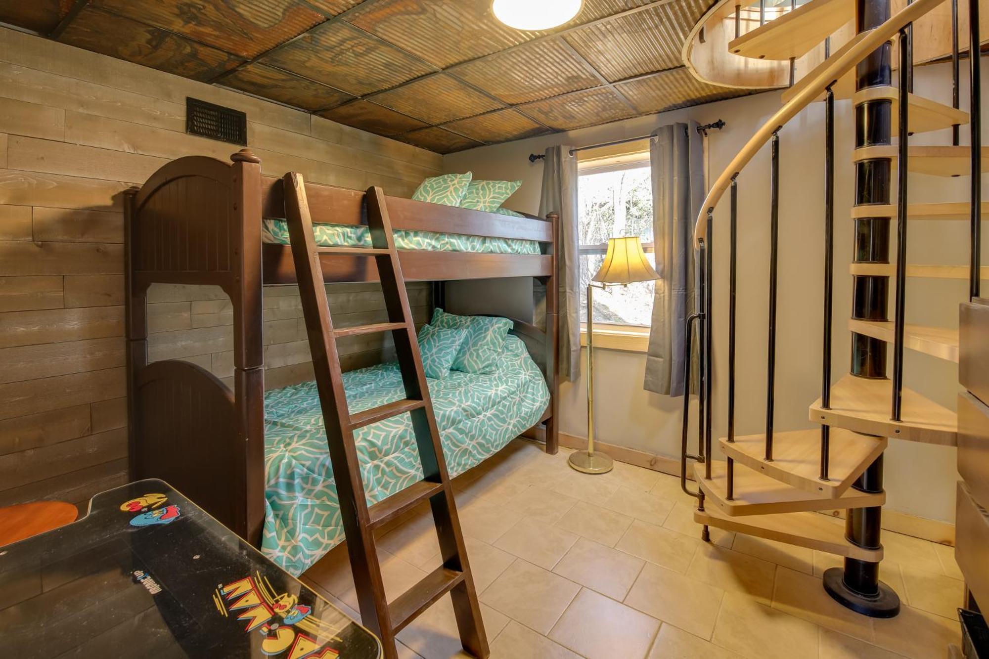 Gatlinburg Mountain Cabin With Hot Tub, Deck And Games Eksteriør billede