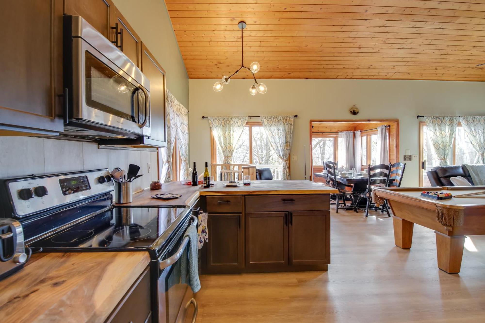 Gatlinburg Mountain Cabin With Hot Tub, Deck And Games Eksteriør billede