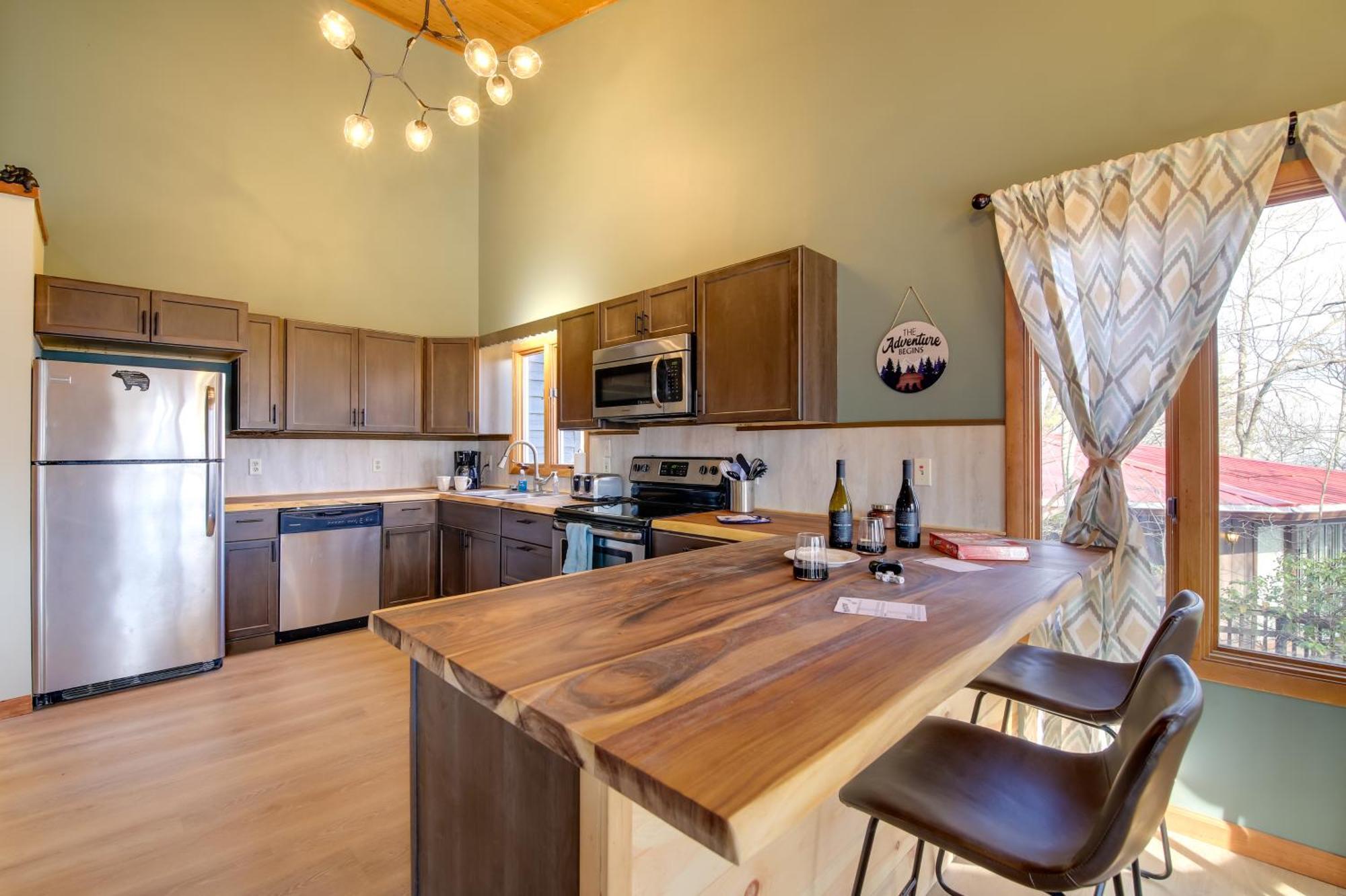 Gatlinburg Mountain Cabin With Hot Tub, Deck And Games Eksteriør billede
