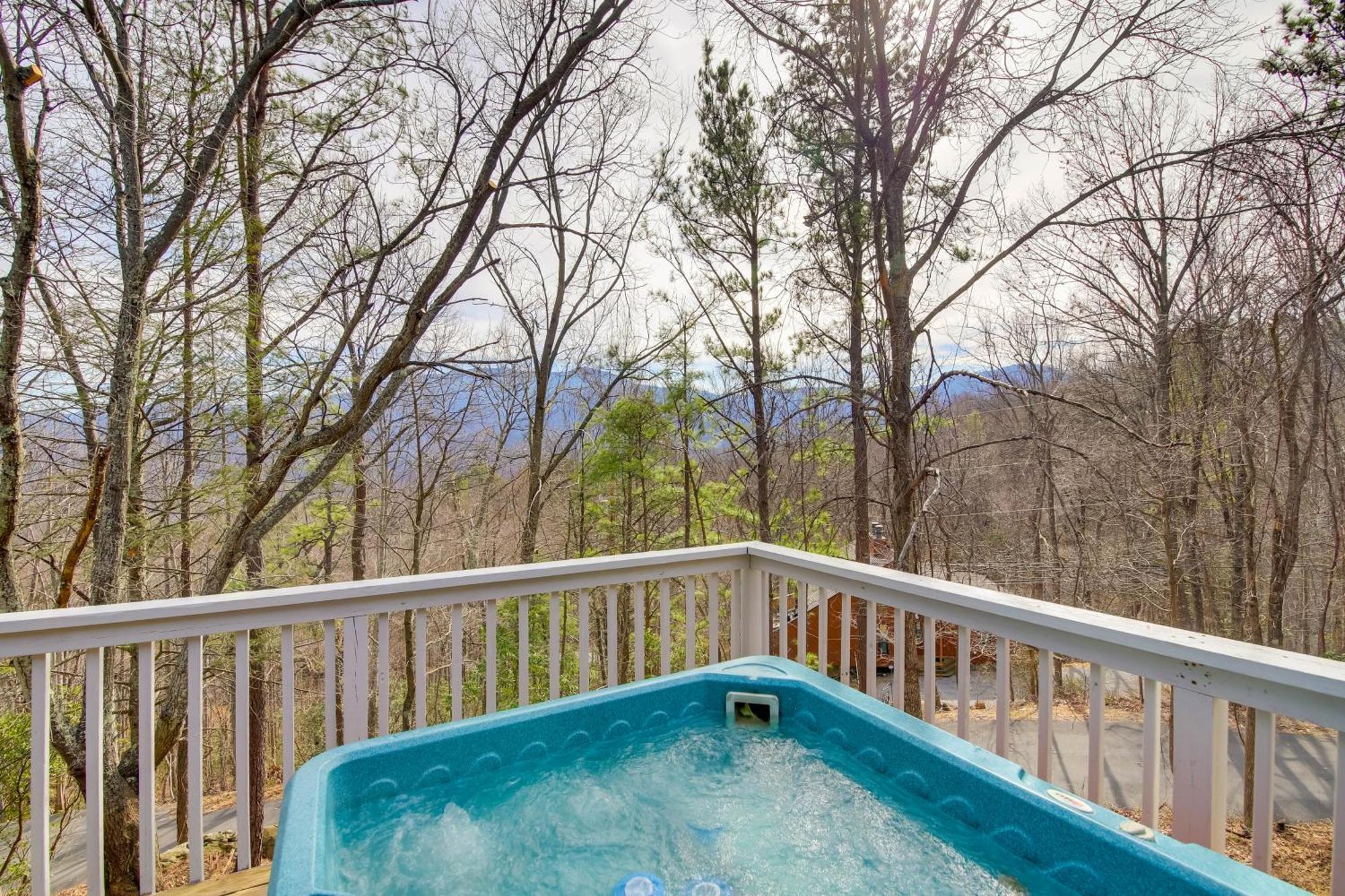 Gatlinburg Mountain Cabin With Hot Tub, Deck And Games Eksteriør billede