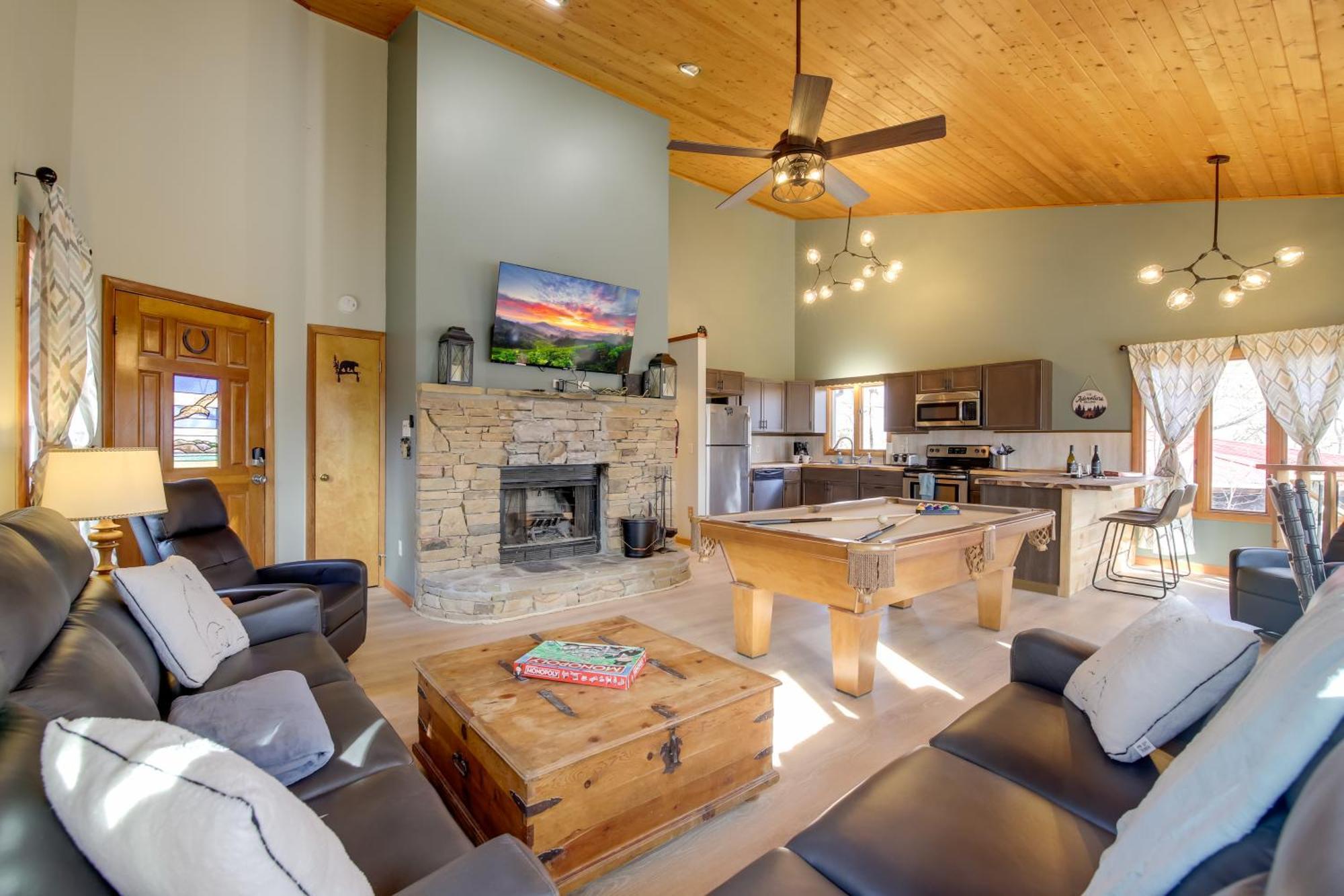 Gatlinburg Mountain Cabin With Hot Tub, Deck And Games Eksteriør billede